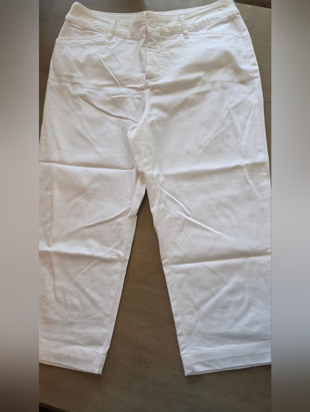 St. John's Bay White Capri Pants